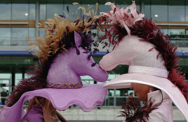 Посетиоци трка са шеширима са мотивом коња у Великој Британији.  - Sputnik Србија