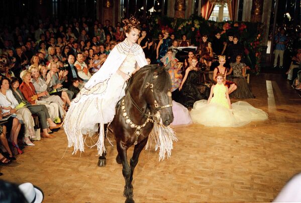 У савременим колекцијама, мотив коња добија модерну интерпретацију кроз апстрактне форме и минималистички дизајн. - Sputnik Србија