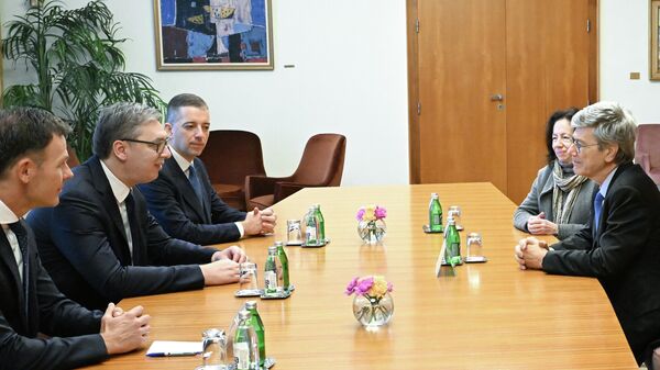 Председник Србије Александар Вучић са економистом и професором Универзитета Колумбија Џефријем Саксом - Sputnik Србија