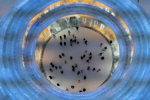 Осветљене ледене скулптуре изложене су на овом зимском фестивалу. - Sputnik Србија