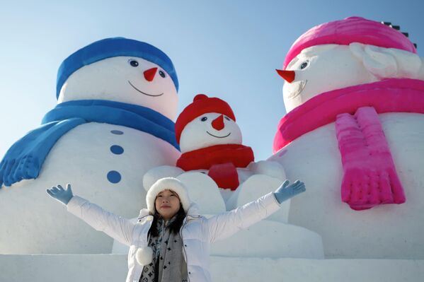 Џиновски Снешко Белић - незаобилазна ледена скулптура фестивала. - Sputnik Србија