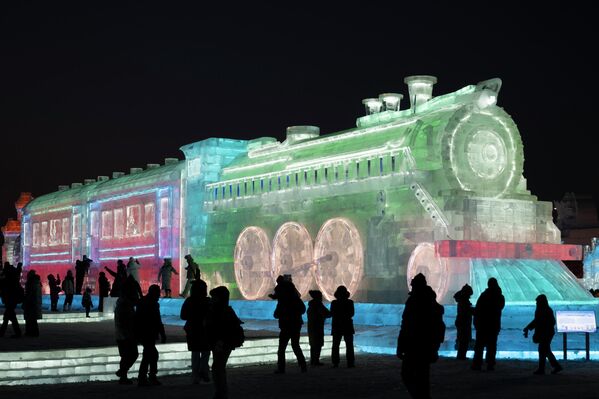 Ледени воз привукао је бројне туристе. - Sputnik Србија