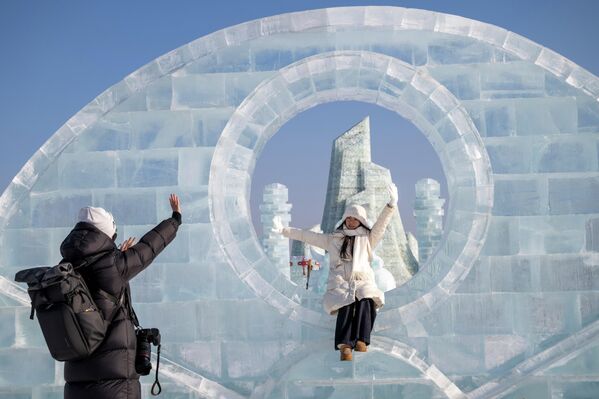 Туристи имају приступ зимском риболову, скијашком трчању, фудбалу на снегу и леденом тобогану од 521 метар, најдужем до сада изграђеном у парку. - Sputnik Србија