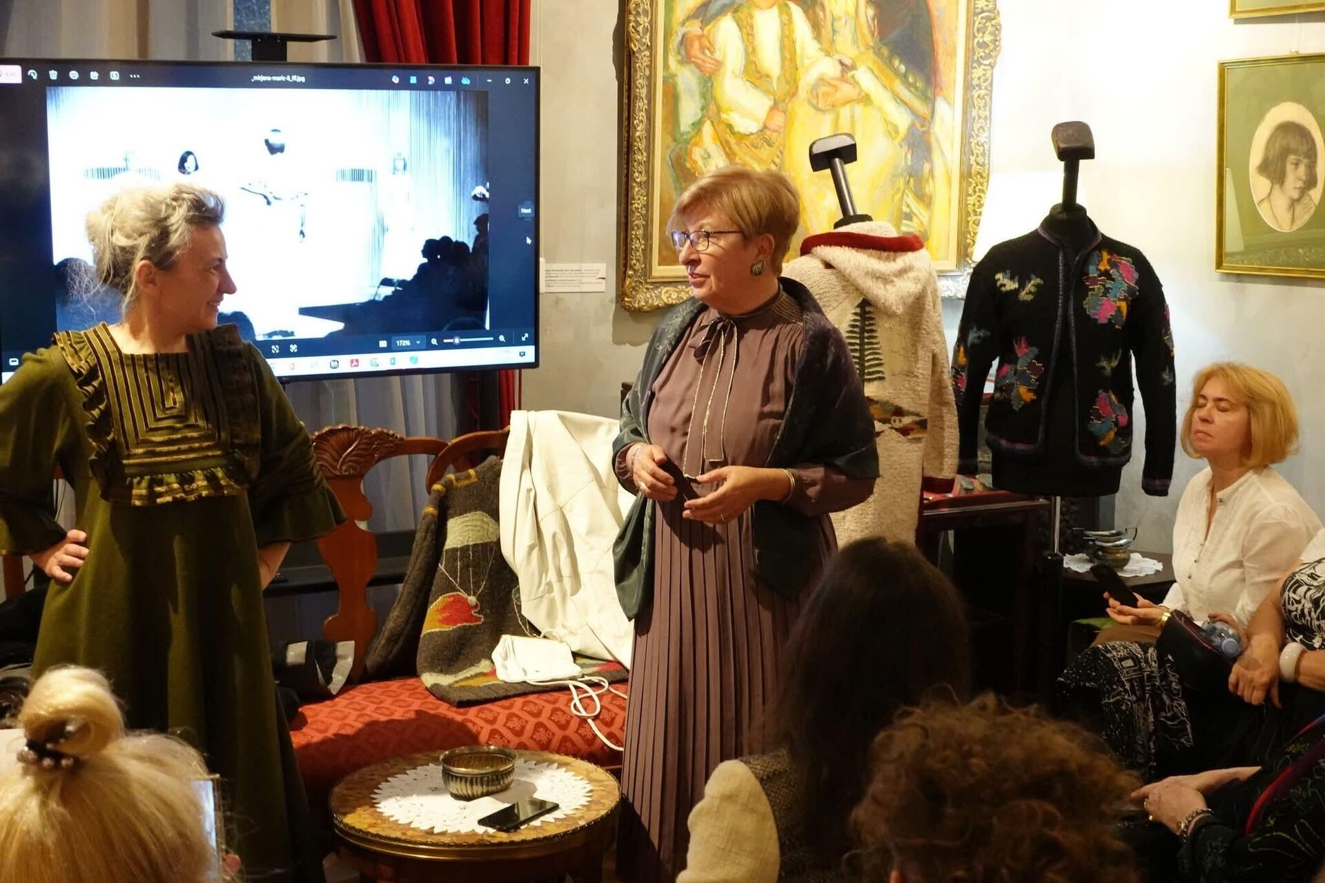 Predavanja na temu Jugomoda za početnike se završavaju modnim revijama garderobe poznatih kreatora koju su Beograđanke sačuvale u svojim ormarima - Sputnik Srbija, 1920, 20.12.2025