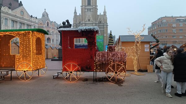 Запаљен празнични возић на Тргу слободе у Новом Саду. - Sputnik Србија