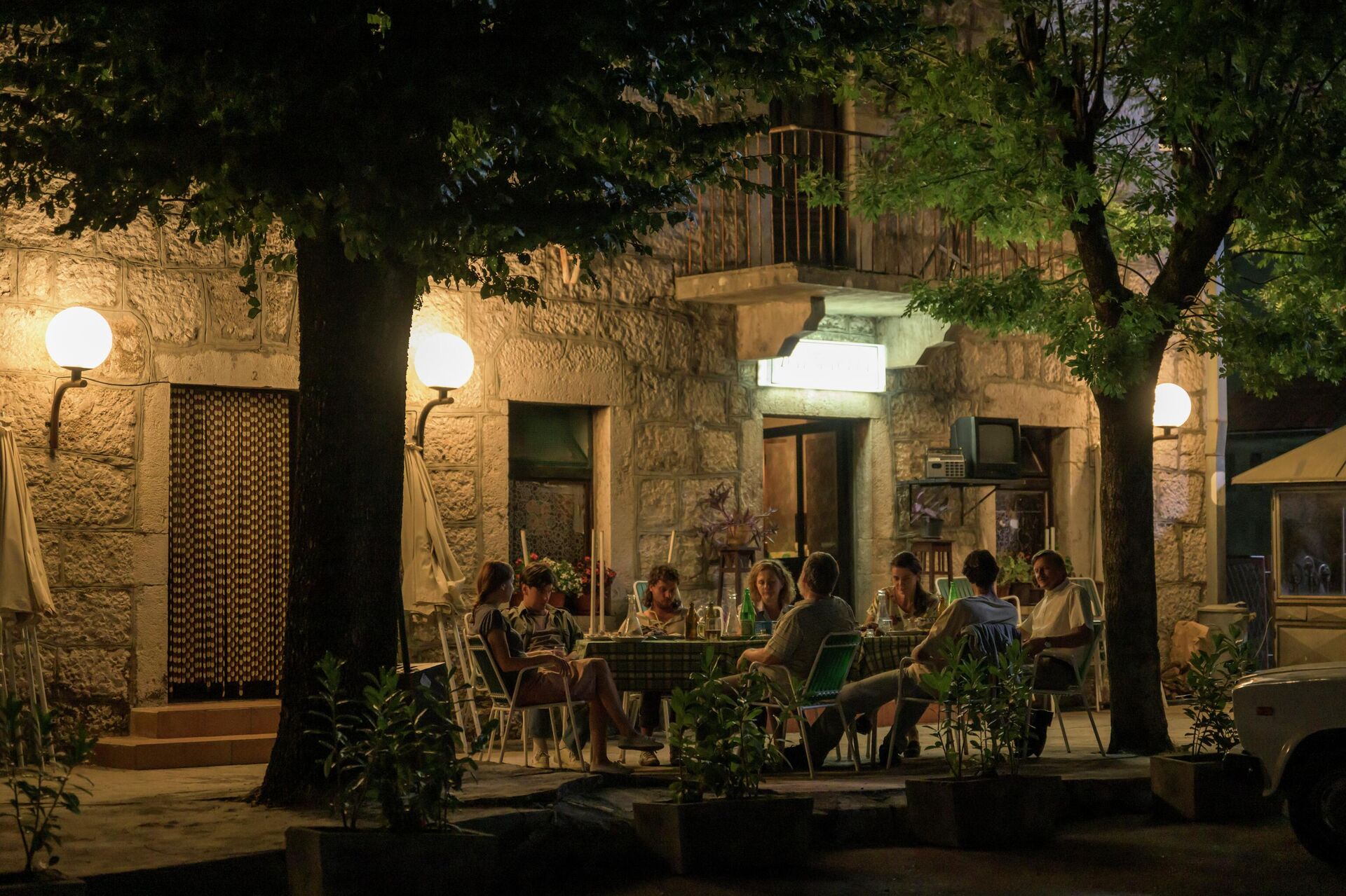 Hajduković i ekipa Tvrđave uspeli su da dočaraju predratni život srpskog mesta na Severu Dalmacije - Sputnik Srbija, 1920, 21.12.2025