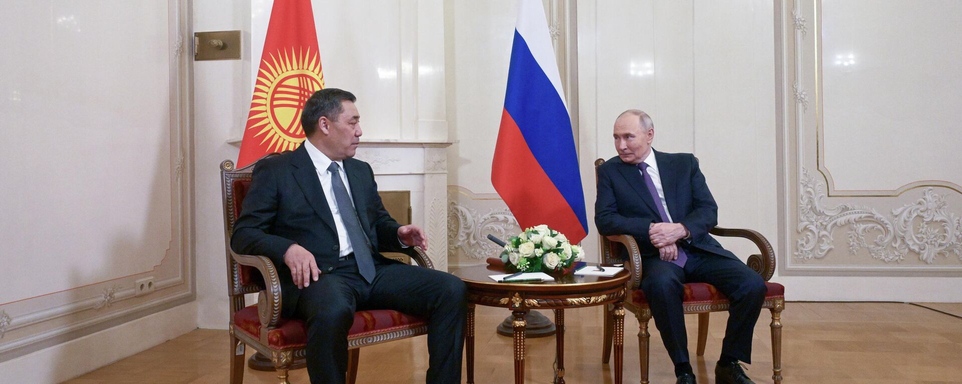 Владимир Путин са Садиром Жапаровим - Sputnik Србија, 1920, 21.12.2025