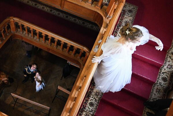 Свечани програм је био организован у два дела и обухватао је балске игре из 19. и 20. века: полонезу, валцер, француски и руски кадрил, чакону, лансију, аликазе, соваж, мазурку, полку и друге. - Sputnik Србија