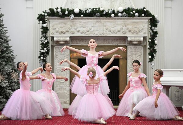 Током паузе, ученици класичне плесне школе „Грација“ извели су кореографске бројеве из балета „Пахита“ и „Лабудово језеро“, као и плес мале Шпанкиње. - Sputnik Србија