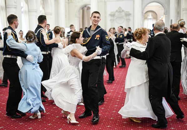 Међу гостима су били кадети из Нахимовске поморске школе, студенти из Студија историјског плеса и представници класичне банске школе. - Sputnik Србија