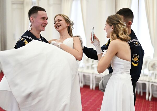 Овај бал ће многима остати у незаборавном сећању. - Sputnik Србија