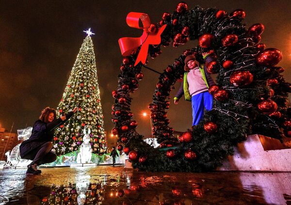 Новогодишња јелка на Октобарском тргу у Минску. - Sputnik Србија