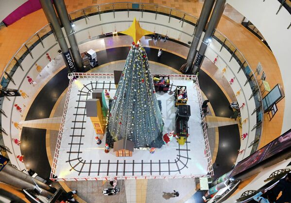 Декорације у облику божићне јелке високе 12 метара и играчака воза у тржном центру ГИП за у Ноиди, Индија. - Sputnik Србија