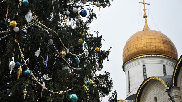 Главна новогодишња јелка Русије засијала у Кремљу