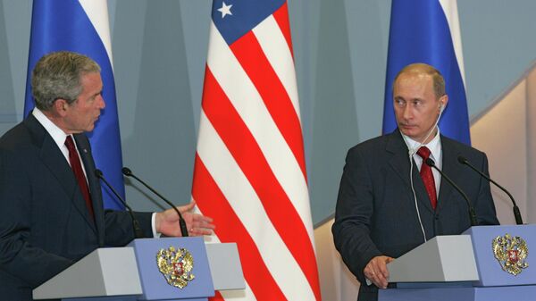 Arhivska fotografija od 6.4.2008. Predsednici SAD i Rusije, Džordž Buš i Vladimir Putin - Sputnik Srbija