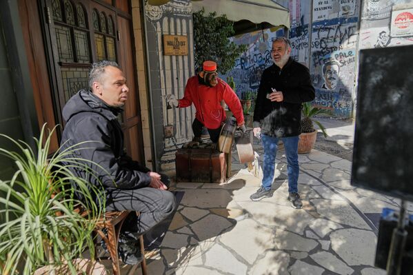 У хотелу се налазе десетине Бенксијевих радова, од којих један приказује потписивање Балфурове декларације којом су одређени услови стварања Израела пре сто година. - Sputnik Србија