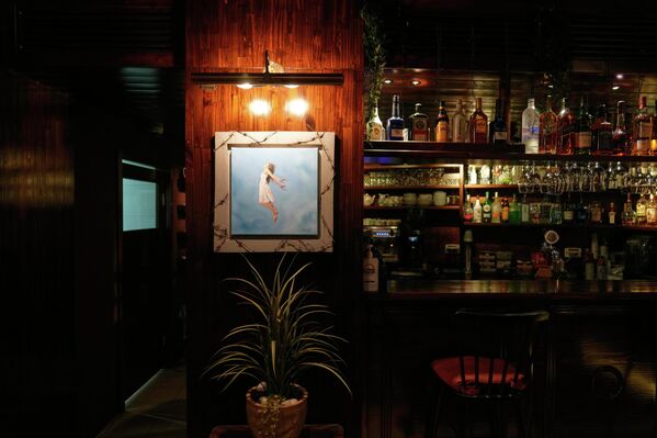 У једној соби је изнад кревета приказана туча јастуцима маскираног Палестинца и израелског војника. - Sputnik Србија