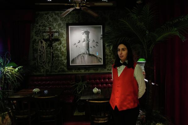 Хотел, који има девет соба и један апартман, личи на клуб енглеске господе из колонијалних времена, чиме Бенкси указује на колонијалну улогу Велике Британије у том региону. - Sputnik Србија