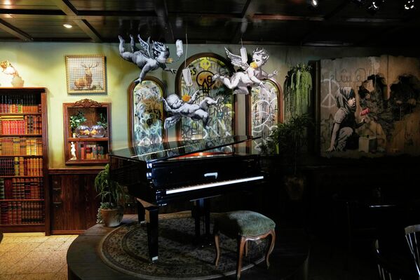 Бенкси, који крије свој идентитет, рекао је да он није повезан ни са једном политичком партијом и да су све стране у сукобу на Блиском истоку добродошле да одседну у хотелу. - Sputnik Србија