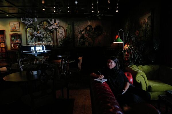 Бенкси је на зиду хотела спрејем исписао поруку: "Ако перемо руке од сукоба између јаких и немоћних, сврставамо се уз моћне - не остајемо неутрални". - Sputnik Србија