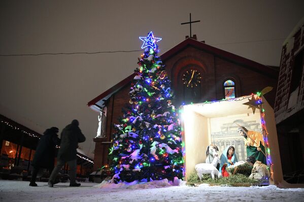 Jasle na ulazu u katoličku katedralu Preobraženja Gospodnjeg u Novosibirsku. - Sputnik Srbija