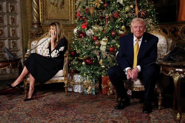 Predsednik SAD Donald Tramp i prva dama Melanija Tramp zovu decu dok prate kretanje Deda Mraza pomoću uređaja „Santa Traker“. Naime, severnoameričke komande za vazdušnu odbranu (NORAD) već 70. godina  javno prate Deda Mrazove sanke na svojim globalnim turnejama. - Sputnik Srbija