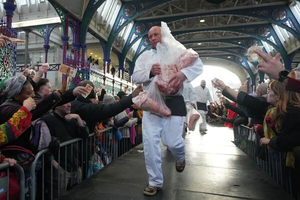 Godišnja aukcija mesa na pijaci Smitfild u Londonu koja se održava unazad 60 godina u glavnom gradu Velike Britanije. - Sputnik Srbija