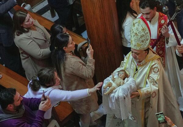 Irački hrišćani prisustvuju misi na Badnje veče u crkvi Gospe od Spasa u centru Bagdada. - Sputnik Srbija