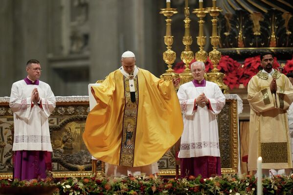 Papa Lav služi misu na Badnje veče u bazilici Svetog Petra u Vatikanu - Sputnik Srbija