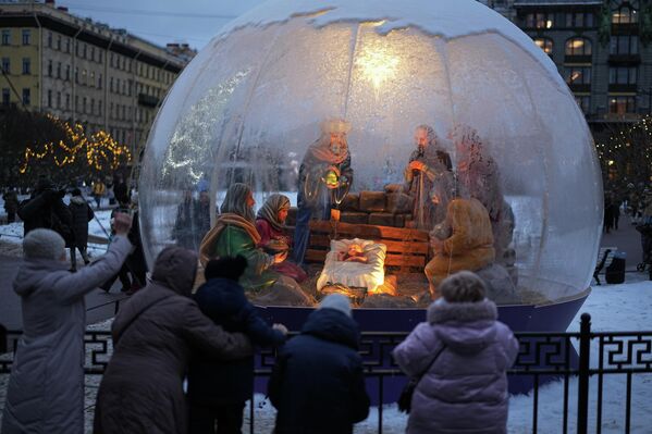 Božićne jasle postavljene u blizini Kazanjskog sabora  u Sankt Peterburgu. - Sputnik Srbija