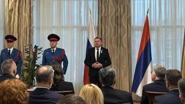 Ruski ambasador u BiH Igor Kalabuhov  uručio odlikovanje ministru unutrašnjih poslova Republike Srpske - Sputnik Srbija
