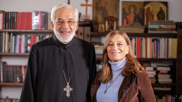 Отац Милош Весин и Марина Рајевић Савић - Sputnik Србија