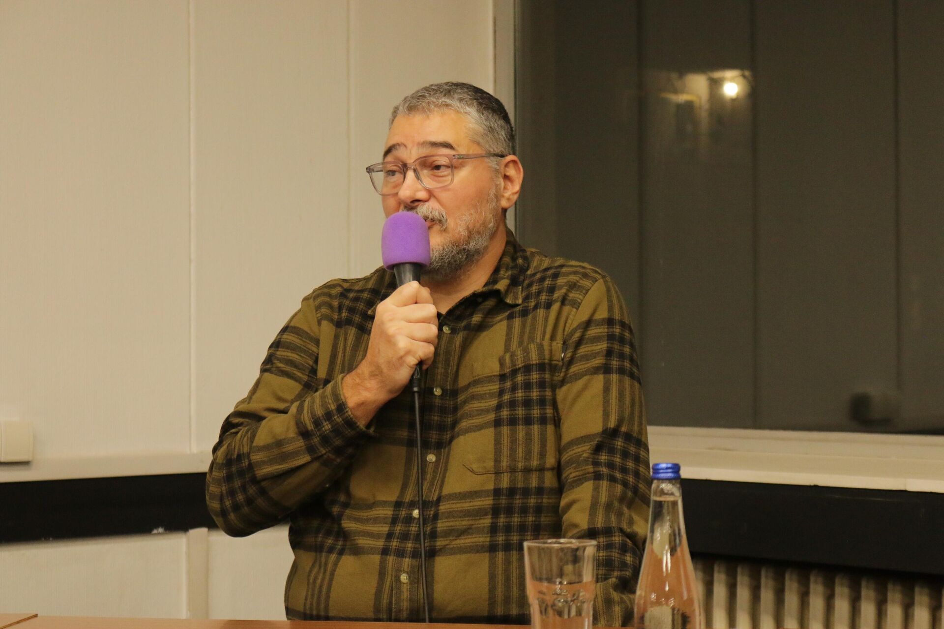 Profesor Fakulteta dramskih umetnosti,  dr. Mirko Stojković, koji je krator serije - Sputnik Srbija, 1920, 28.12.2025