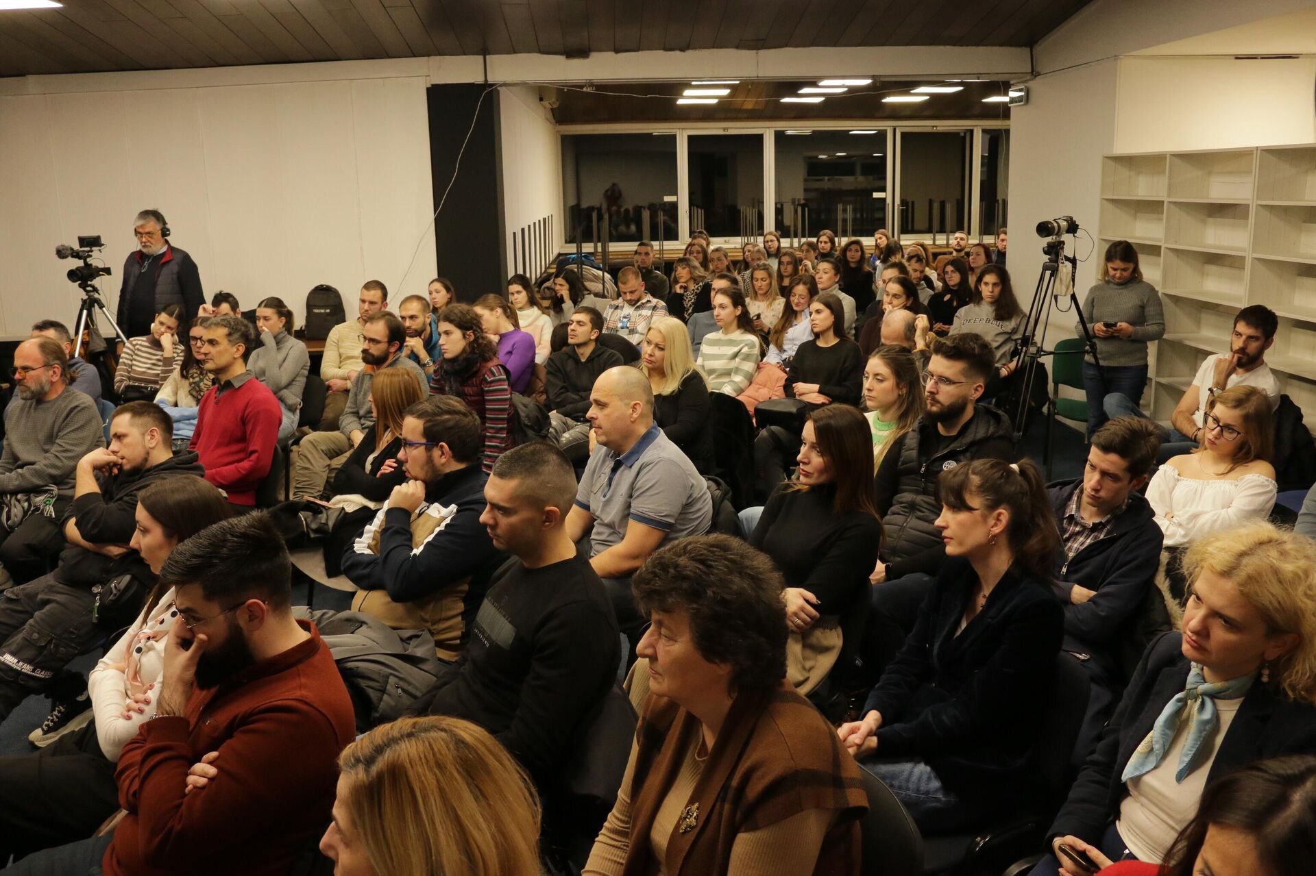 Zbog velikog interesovanja, tribina je iz male sale Doma kulture Studentski grad preseljena u biblioteku - Sputnik Srbija, 1920, 28.12.2025