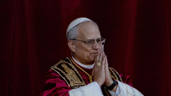 Novoizbrannый papa Lev XIV, v prošlom kardinal Robert Frэnsis Prevo, poяvlяetsя na centralьnoй lodžii sobora Svяtogo Petra v Vatikane - Sputnik Srbija