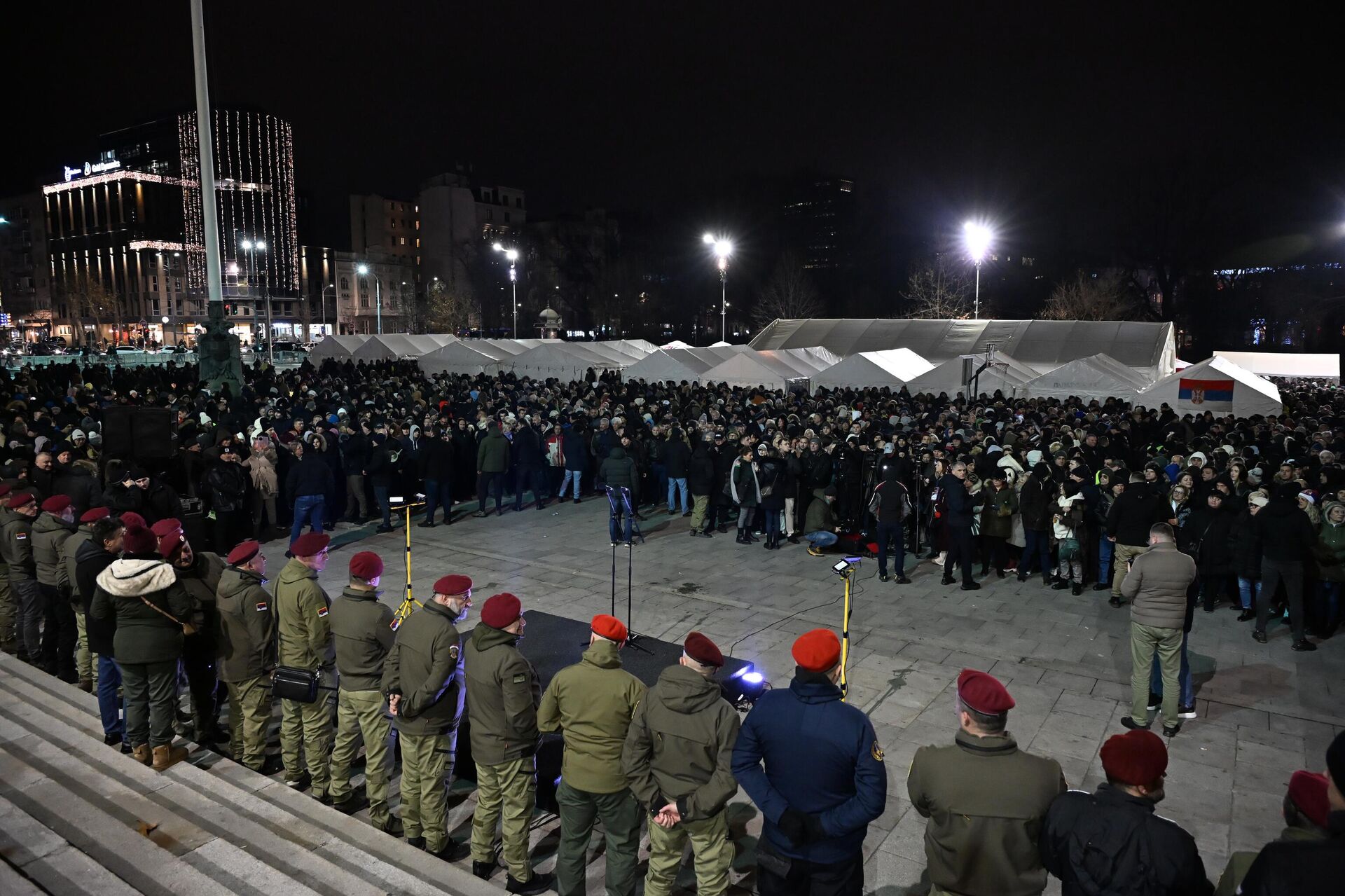 Већи број грађана окупио се испред Скупштине Србије - Sputnik Србија, 1920, 28.12.2025