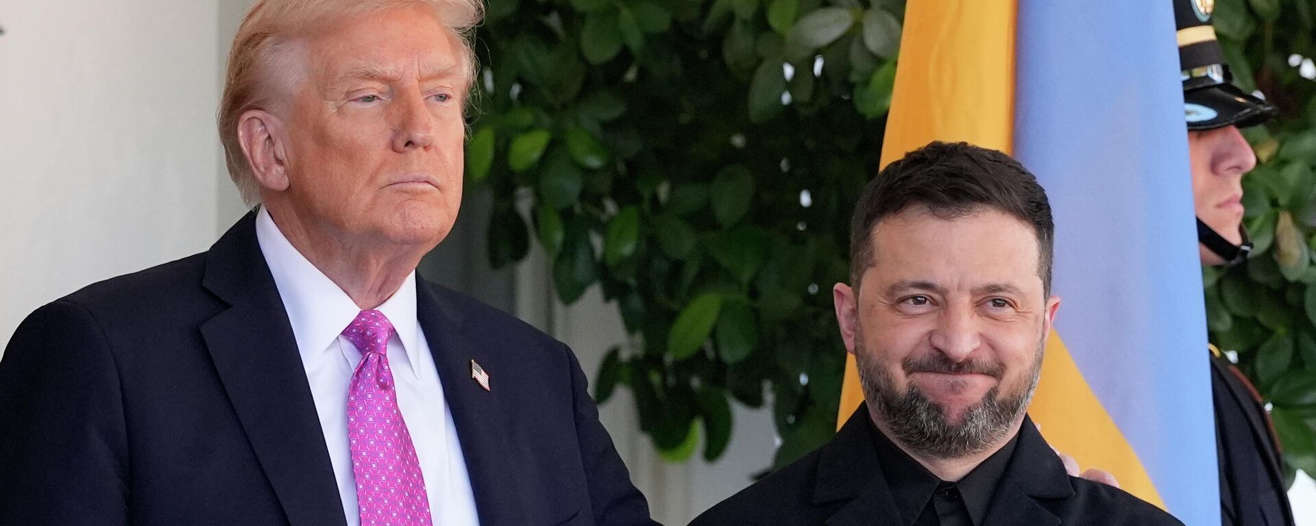 Президент США Дональд Трамп приветствует президента Украины Владимира Зеленского в Белом доме в Вашингтоне - Sputnik Србија, 1920, 28.12.2025