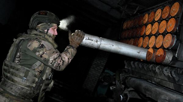 Ruski vojnik puni raketama raketni sistem grad u zoni SVO - Sputnik Srbija