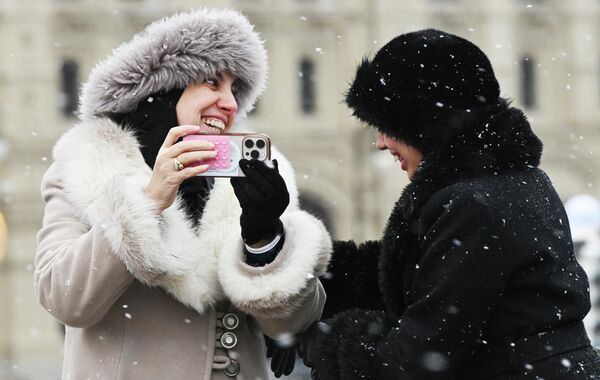 Црвени трг је под заштитом Унеска као део Кремља. Некада је служио као пијаца и место јавних окупљања. Војне параде, посебно она 9. маја, полазе управо одавде. - Sputnik Србија