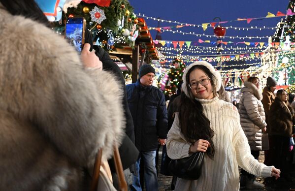 На тргу се налазе: Храм Василија Блаженог, Кремљ и Лењинов маузолеј, ГУМ – чувена робна кућа. - Sputnik Србија