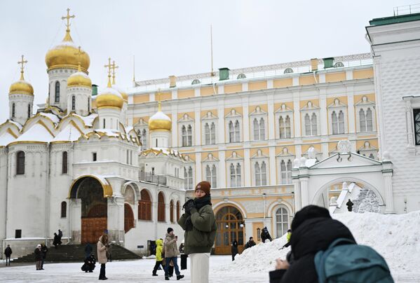 Туристи на тргу испред Архангељске саборне цркве.  - Sputnik Србија