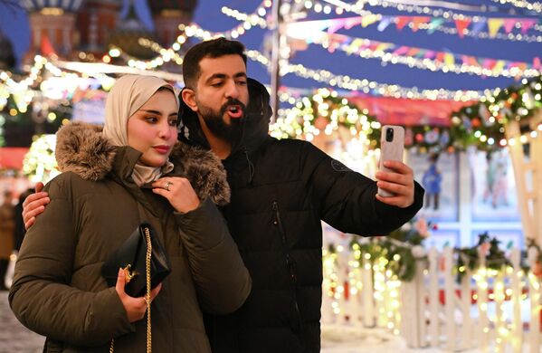 Москва пред новогодишње празнике инспирише туристе да се фотографишу. - Sputnik Србија