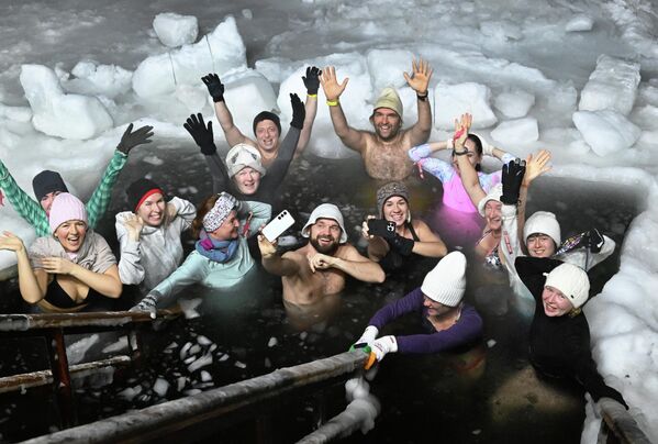 Прављење великих отвора у леду и пливање у леденој води екстремни је спорт врло популаран у Русији.   - Sputnik Србија