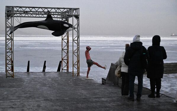 Руси тврде да је купање у леденој води из више разлога добро за здравље. - Sputnik Србија