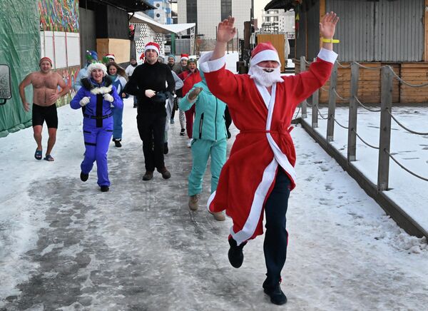 Деда Мраз предводи загревање на снегу пред купање у леденој води.  - Sputnik Србија