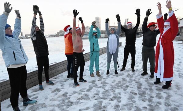 Чланови зимског пливачког клуба „Косатка ДВ“ загревају се на обали Амурског залива у Владивостоку. - Sputnik Србија