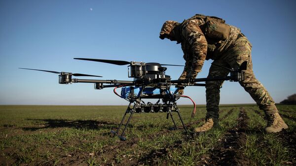 Ukrajinski vojnik sa dronom - Sputnik Srbija