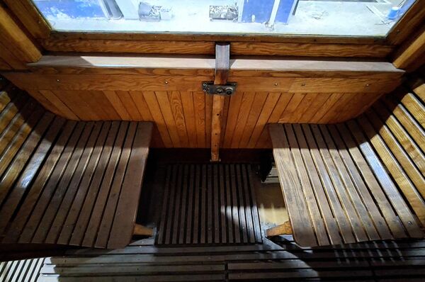 Прозор се могао спустити (каиш на слици је осигуравао прозор) што је у врелим летњим данима итекако пријало путницима, а онима који су се возили ка периферији или излетишту Топчидер, пружао је могућност уживање у панорамском погледу - Sputnik Србија