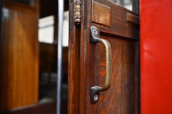 На побројаним линијима постојале су само две сталне станице: почетна и крајња, док је улазак и излазак из трамваја био могућ било где. Довољно је било да неко само махне и да кочијаш одмах почиње да кочи кола.  - Sputnik Србија