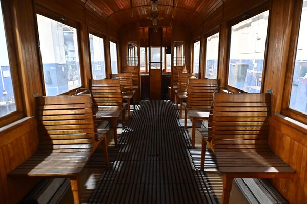 Трамвајска кола су била дугачка по 9 и по метара а широка по 2 метра и 15 сантиметара. Клупе су биле постављене по уздужним странама вагона, а пролаз је био средином. Свака кола могла су примити по 35—40 путника, рачунајући места за седење и за стајање заједно са платформом - Sputnik Србија